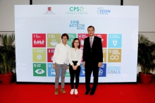 Mr Eric S.P. Ng with the student representatives of one of the pilot projects supported by the SDG Action Fund