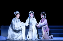 With well-trained skills and live music, actors display in the 3-hour show the beautiful, energetic and innovative features of Kunqu.