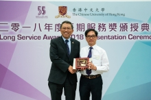 Mr. Chan Shu-pui receives the 35-year long service award.