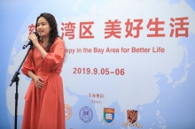 Miss Michelle Siu, a student of CUHK's Music Department, sings for the audience at the forum banquet.