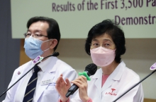 Dr. Polly CHEUNG (right) reminds that women in general should undergo breast cancer screening every two years.