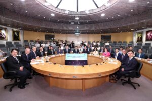 海南省代表團成員，與中大代表就深化雙方合作等議題交流意見。