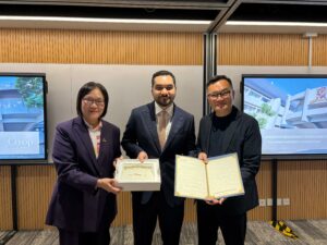 From left: Professor Isabella Poon Wai-yin, Provost of CUHK; H.E. Shaikh Saoud Ali Almualla, Consul General of the UAE in Hong Kong; and Dr John Lai, Director of Co-op@CUHK, attend the pre-departure briefing.
