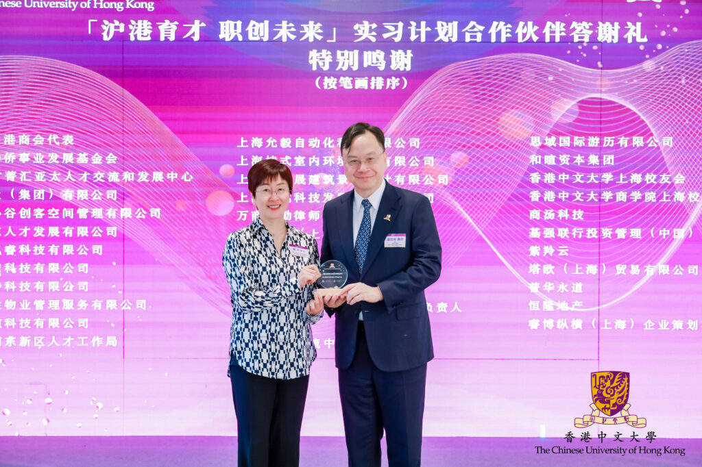 Professor Dennis Lo Yuk-ming, CUHK Vice-Chancellor and President, presented certificates of appreciation to key partners.