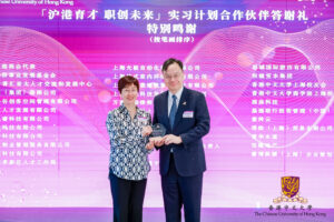 Professor Dennis Lo Yuk-ming, CUHK Vice-Chancellor and President, presented certificates of appreciation to key partners.