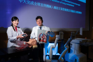 CU Medicine has become the world’s first institution to perform robotic-assisted bronchoscopic microwave ablation of lung metastases. <br />
<br />
(From left) Clinical Assistant Professor (honorary) Dr Rainbow Lau Wing-hung and Professor Calvin Ng Sze-hang from the Division of Cardiothoracic Surgery, Department of Surgery at CU Medicine.