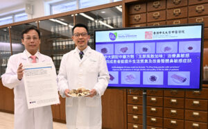 The School of Chinese Medicine at CU Medicine designed Chinese a medicine formula “Yu-Ping-Feng powder with variations” to treat allergic rhinitis. Results showed that after eight weeks of treatment, nearly 40% of the study participants experienced improvements in both symptoms and quality of life. In the photo are Professor Lin Zhixiu (right), Director of the School of Chinese Medicine at CU Medicine and Director of the Hong Kong Institute of Integrative Medicine and Dr Chan Kam-leung, Lecturer in the School of Chinese Medicine at CU Medicine.