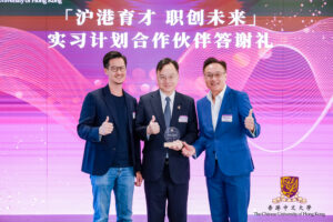 Professor Dennis Lo Yuk-ming, CUHK Vice-Chancellor and President, presented certificates of appreciation to key partners.