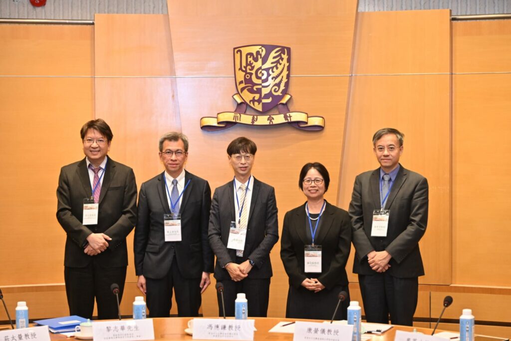 從左到右：中大劉佐德全球經濟及金融研究所常務所長莊太量教授、香港特別行政區政府財經事務及庫務局常任秘書長（庫務）黎志華先生, JP、中大社會科學院院長兼香港亞太研究所所長馮應謙教授、香港亞太研究所副所長康螢儀教授、香港浸會大學會計、經濟及金融學系副教授麥萃才教授