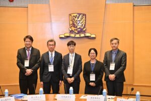 從左到右：中大劉佐德全球經濟及金融研究所常務所長莊太量教授、香港特別行政區政府財經事務及庫務局常任秘書長（庫務）黎志華先生, JP、中大社會科學院院長兼香港亞太研究所所長馮應謙教授、香港亞太研究所副所長康螢儀教授、香港浸會大學會計、經濟及金融學系副教授麥萃才教授