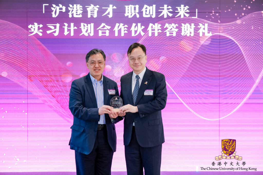 Professor Dennis Lo Yuk-ming, CUHK Vice-Chancellor and President, presented certificates of appreciation to key partners.