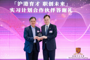 Professor Dennis Lo Yuk-ming, CUHK Vice-Chancellor and President, presented certificates of appreciation to key partners.