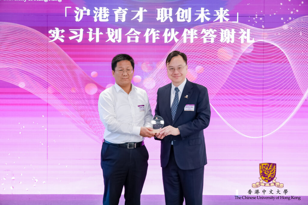 Professor Dennis Lo Yuk-ming, CUHK Vice-Chancellor and President, presented certificates of appreciation to key partners.