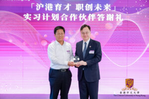 Professor Dennis Lo Yuk-ming, CUHK Vice-Chancellor and President, presented certificates of appreciation to key partners.