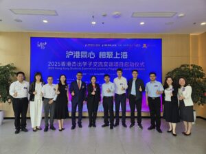 Professor Isabella Poon Wai-yin, CUHK Provost (6th left); Ms Elaine Tam, Director, CUHK’s Office of Student Affairs (2nd left), and other officiating guests at the launch ceremony.