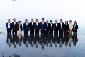 A group photo of Professor Rocky S. Tuan, Vice-Chancellor and President, CUHK, and Chair of Governing Board, CUHK-Shenzhen (6th from left) and other CUHK representatives with the delegation of the Shenzhen Municipal Government led by Mr Qin Weizhong, Mayor of the Shenzhen Municipal People’s Government (7th from left) taken on campus.