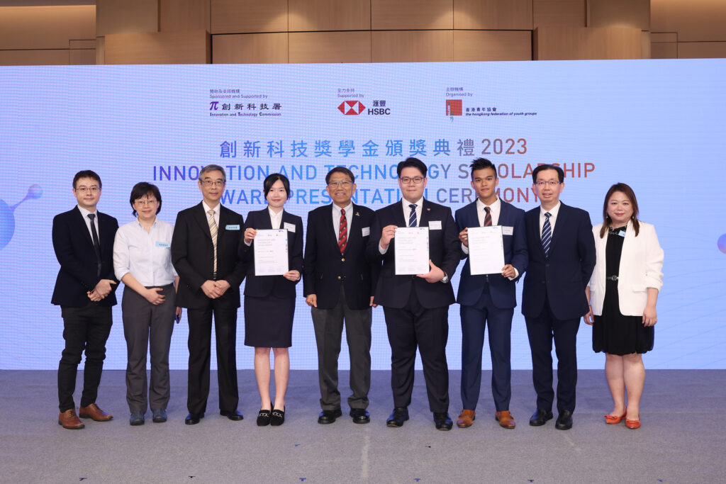 Professor Rocky S. Tuan (centre), Vice-Chancellor and President of CUHK, and CUHK teachers attend the scholarship presentation ceremony to congratulate CUHK awardees.