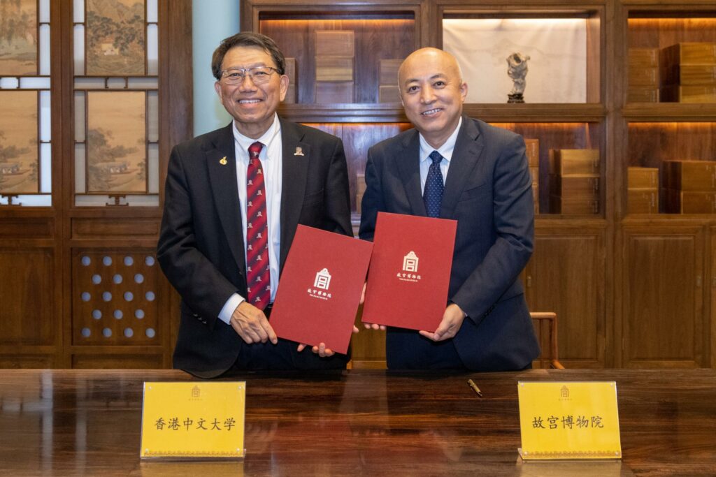 Director Wang Xudong (right) and Professor Rocky S. Tuan (left) signed the Memorandum of Understanding.