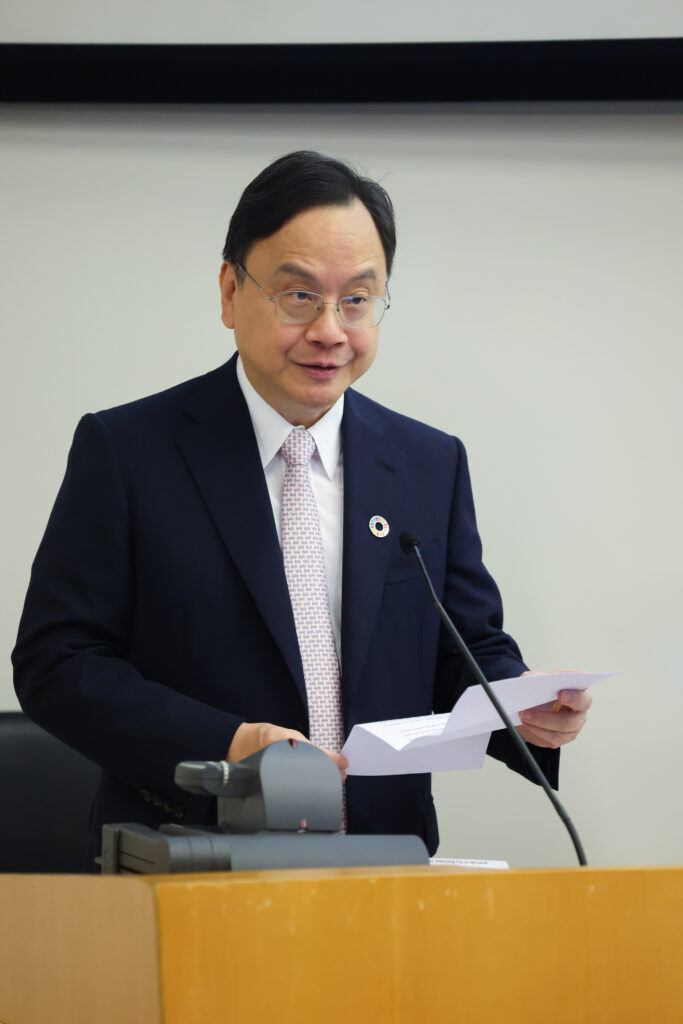 Professor Dennis Lo Yuk-ming, Vice-Chancellor and President of CUHK, delivers the welcome address.