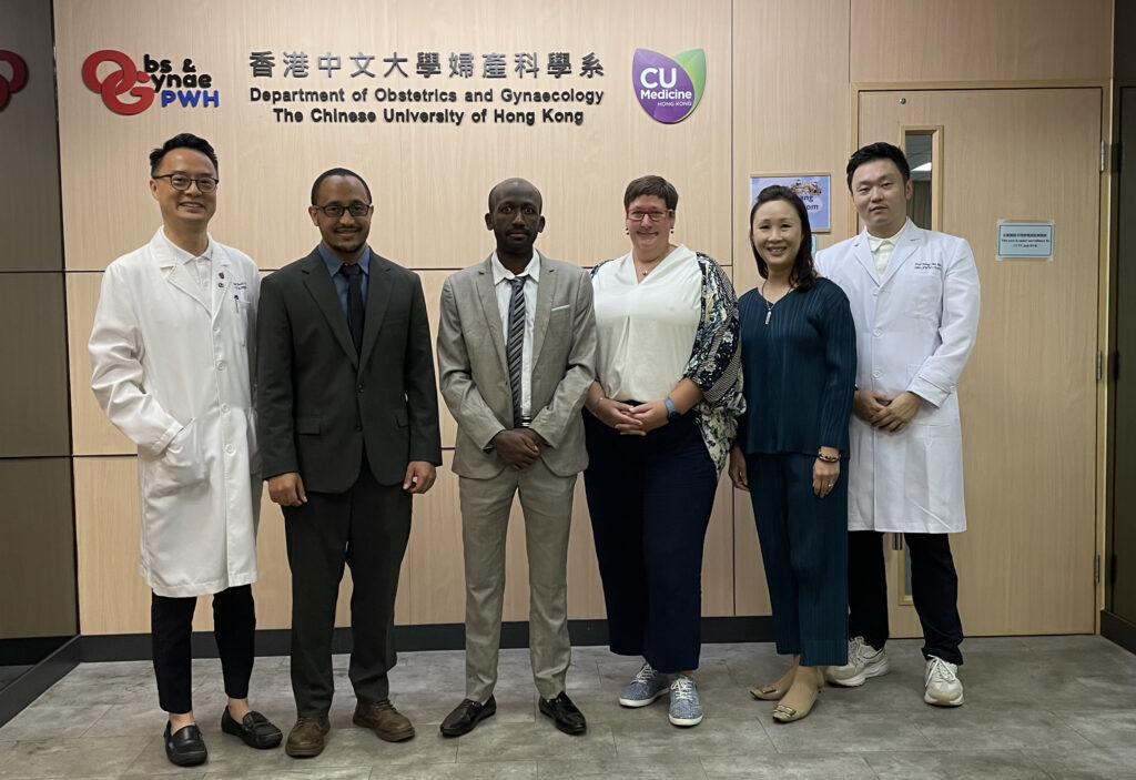 圖中為中大醫學院婦產科研究團隊，成員包括系主任潘昭頤教授（右二）及教研室主任黃志超教授（左一）。