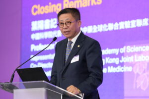 一帶一路中醫藥發展聯盟副理事長、中國科學院上海藥物研究所黨委書記葉陽教授總結發言。