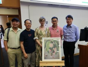 「第十三屆胡秀英日」於2025年5月24日舉行。<br />
（左起）中大生命科學學院退休教授朱利民教授及馮明釗教授、俄羅斯植物博物畫家 Maria Oktyabrskaya 女士、中大生命科學學院院長陳浩然教授，以及中大生命科學學院胡秀英植物標本館館長劉大偉博士合照。