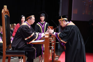 Professor John Chai Yat-chiu, Chairman of the CUHK Council, presents the Seal of the Vice-Chancellorship to Professor Dennis Lo Yuk-ming.