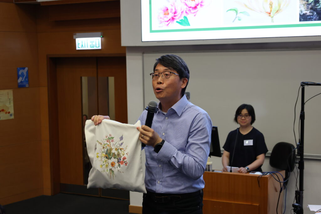 中大生命科學學院胡秀英植物標本館館長劉大偉博士致歡迎辭，並展示今屆植物藝術繪畫比賽部份優秀作品，以及植物繪圖在日常應用的例子。