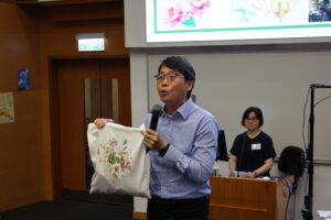 中大生命科學學院胡秀英植物標本館館長劉大偉博士致歡迎辭，並展示今屆植物藝術繪畫比賽部份優秀作品，以及植物繪圖在日常應用的例子。