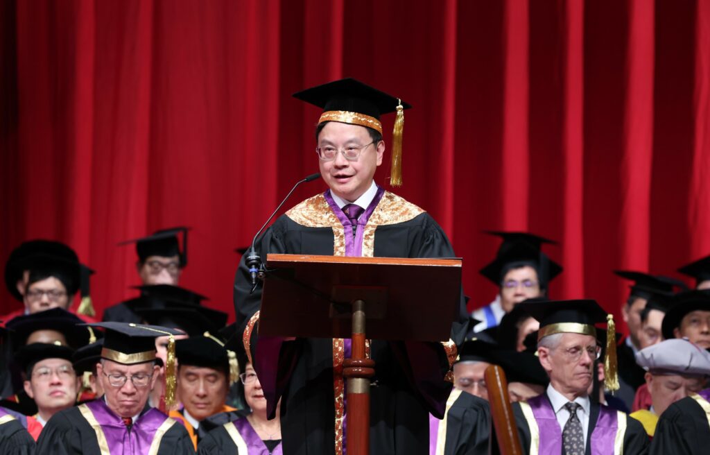 Professor Dennis Lo Yuk-ming delivers a speech.