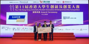 Professor Leung Kam-tong (1st right), supervisor from CUHK’s Department of Paediatrics, Dr Kathy Yuen Yee-chan (1st left), Scientific Officer, Department of Paediatrics and student Ng Wing-hei (2nd left) receive the first prize (Life Sciences).
