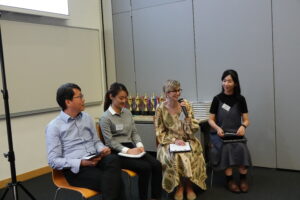 中大生命科學學院胡秀英植物標本館館長劉大偉博士及俄羅斯植物博物畫家 Maria Oktyabrskaya 女士討論植物學繪圖。