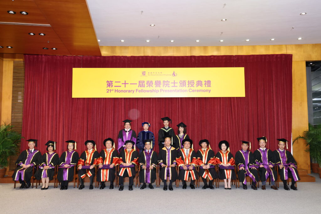 （前排）六位榮譽院士與大學校董會主席查逸超教授（右七）、常務副校長陳金樑教授（左七），以及副校長汪寧笙教授、岑美霞教授、潘偉賢教授（左一至左三）、吳樹培先生、陳德章教授和陳偉儀教授（右一至右三）合照。