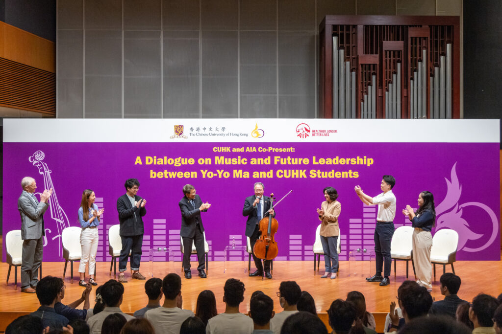 馬友友參與中大校園舉行之「中大與友邦保險共同呈獻：馬友友與中大學生對話 — 音樂與未來領導才能」。<br />
圖中為馬友友（右四）、中大校長段崇智教授（左四）、友邦保險集團傳訊總監馬苑琼（右三）、活動主持人中大副校長汪寧笙教授（左一），以及四位中大學生代表。