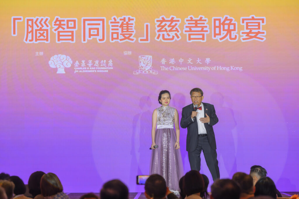 中大校長段崇智教授（右）與中大校友、女高音歌唱家蕭凱恩小姐高歌一曲，共襄善舉。