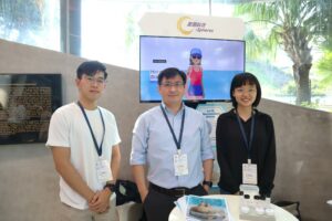 Novel Sustainable Inorganic Hollow UV Filters for Cosmetic Applications<br />
(From left) Mr Liu Liangdong, Professor Ngai To, and Dr Zhang Tong