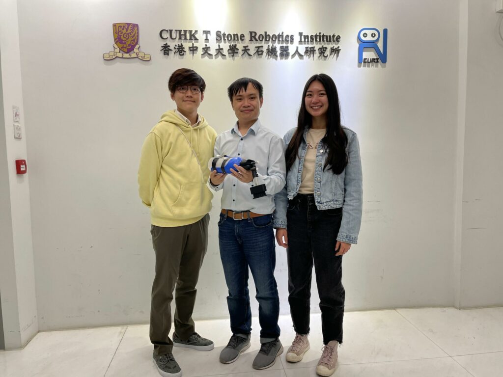 Modular, Foot-controlled, Cable-actuated Prosthetic<br />
(From left) Mr Chan Sheung-yan, Professor Darwin Lau Tat-ming, and Ms Elizabeth Chao Ting