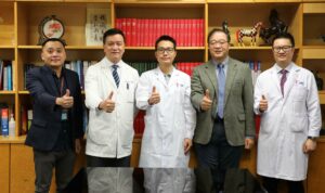 Magnesium-incorporating Bio-artificial Ligament<br />
(From left) Professor Xu Jiankun, Professor Qin Ling, Zhang Haozhi, Professor Patrick Yung Shu-hang, and Dr Michael Ong Tim-yun