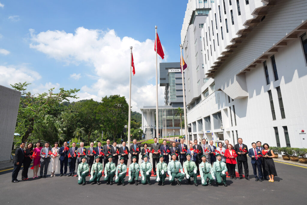 中大主管人員及嘉賓與中大國旗護衛隊合照。