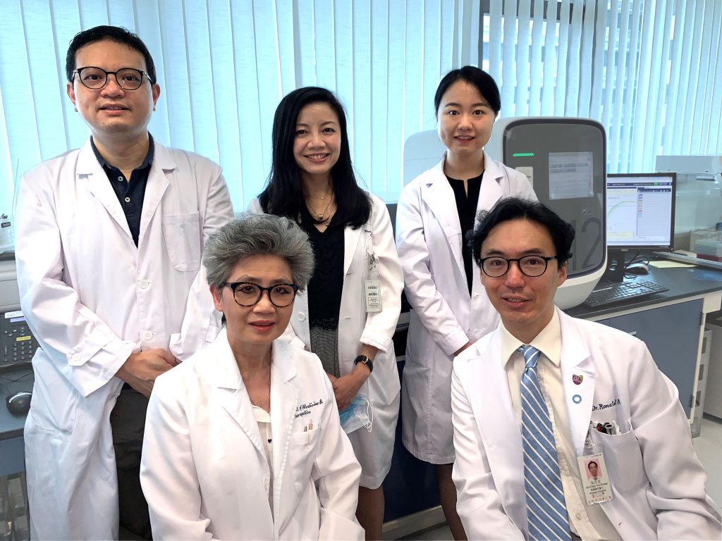 中大醫學院最新研究顯示，DNA端粒長度可用於預測糖尿病患者腎功能衰退的情況。中大醫學院內科及藥物治療學講座教授陳重娥教授（前排左）和內分泌及糖尿科主任（學術）馬青雲教授（前排右）及其研究團隊，跟進了逾4,000名2型糖尿病患者長達14年，是同類研究中規模最大型、最全面及跟進時間最長。