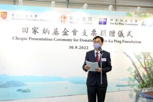 Head of CUHK New Asia College Professor Hector Chan Sun-on gives a speech.