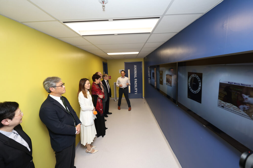 The Board of Trustees of the Croucher Foundation visits the research laboratory of Professor Ng.