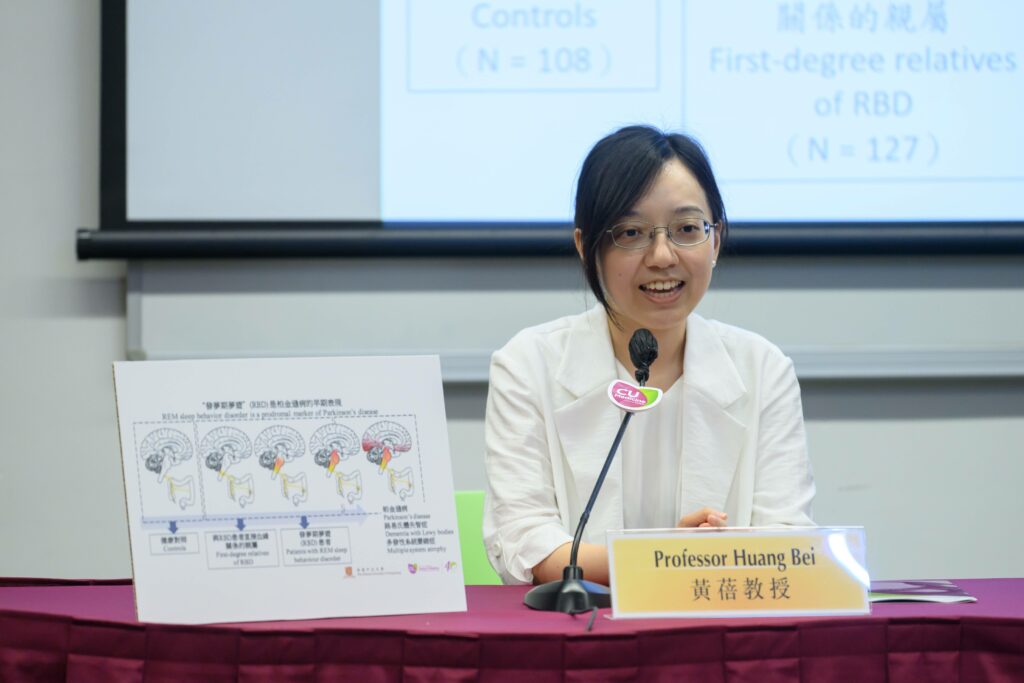 黃蓓教授解釋，當柏金遜病患者腸道屏障的完整性被破壞，微生物的某些代謝產物和促炎因子會更容易進入腸道內的神經系統，觸發腸道神經系統乃至中樞神經系統內的突觸核蛋白沉積，繼而引發神經細胞死亡。