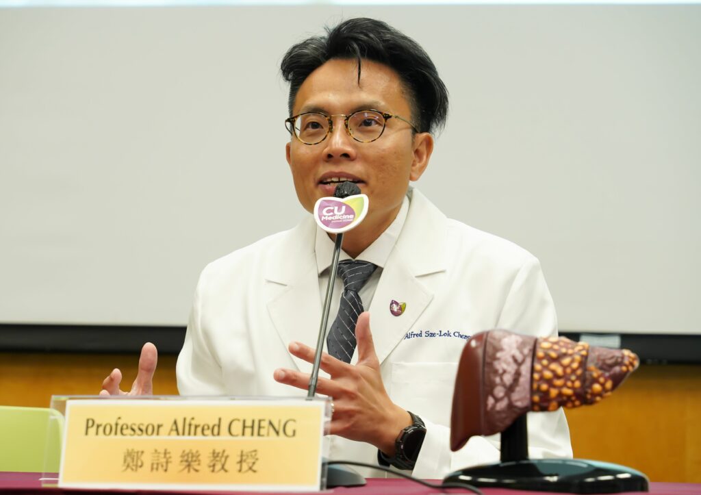 鄭詩樂教授解釋，研究團隊利用最新的單細胞測序技術，發現肝癌細胞繞過免疫治療的新分子途徑後，進一步設置了「路障」，通過聯合免疫療法成功消除癌細胞。