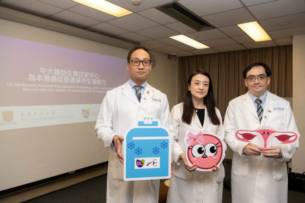 中大醫學院婦產科學系輔助生育技術中心近年在技術上取得重大突破，通過卵巢組織冷凍保存技術，在女性癌症患者接受抗癌治療前，取出數小塊卵巢組織，然後冷凍並保存，令她們的生殖能力得以保留。<br />
<br />
圖中為團隊成員，包括（左起）：中大醫學院婦產科學系助理教授陳耀樑教授、副教授鍾佩樺醫生，以及梁德楊教授。