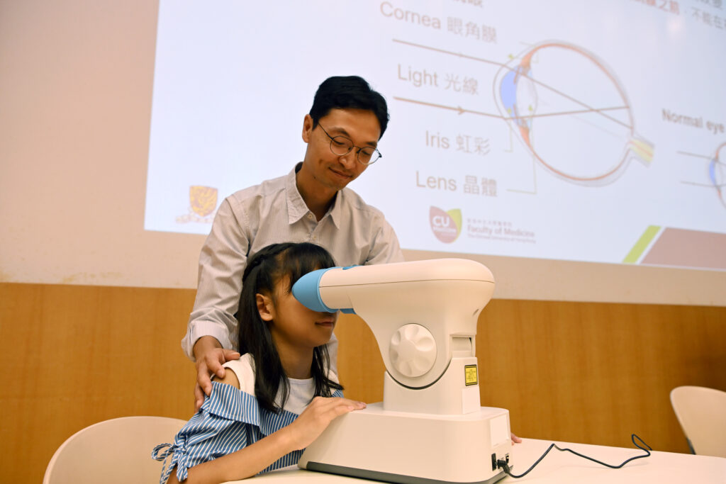 中大團隊現正開展一項研究，探討低濃度阿托品眼藥水結合紅光療法對4至12歲兒童控制近視的療效和安全性。