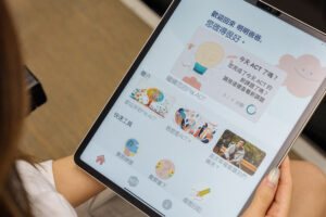 Pai.ACT是首個針對以粵語為母語的SEN兒童照顧者而設計的AI驅動手機應用程式，揉合「自然語言處理」機械人學習技術及ACT心理療法，為使用者提供以正念及靜觀為基礎的情緒支援。