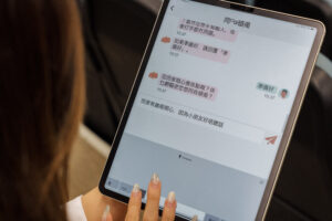 聊天機械人Pai能運用ACT情緒支援技巧，模仿輔導人員的說話風格，為家長提供類似人與人的互動。程式可以支援粵語語音輸入功能。