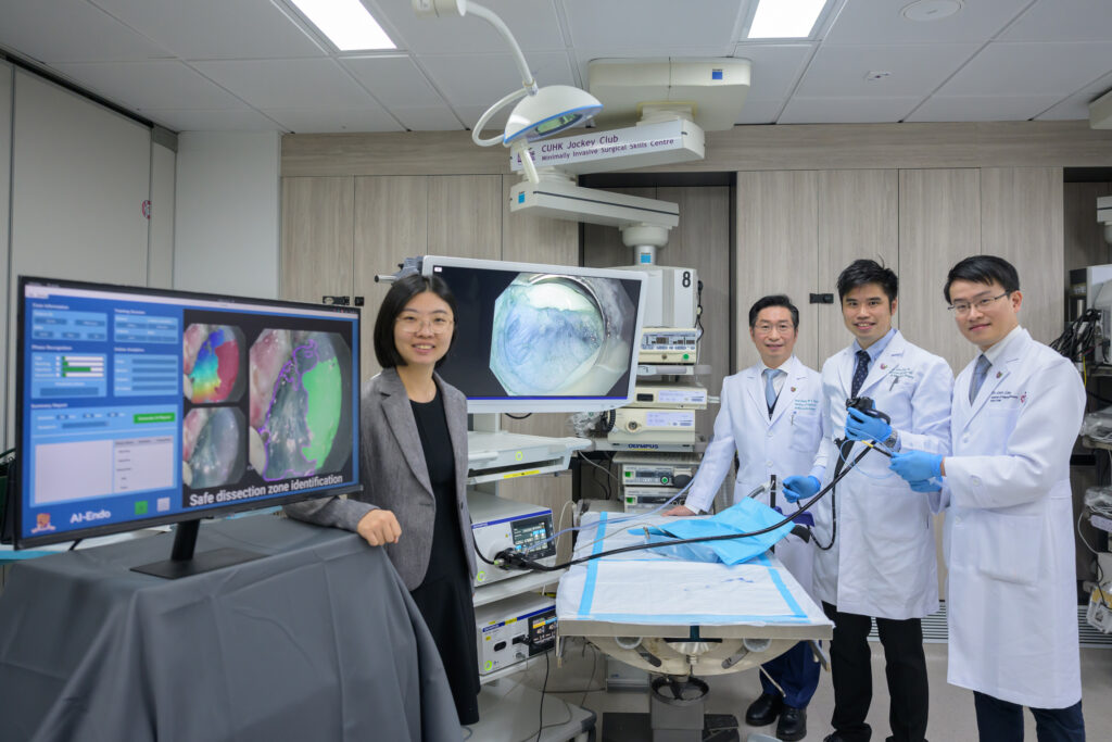 中大團隊運用大量手術影像訓練AI系統，創建獨有的AI內窺鏡手術平台AI-Endo輔助醫生進行黏膜下剝離術。研究證實在AI平台的輔助下，即使是正在接受內窺鏡訓練的醫生，也都能成功為實驗豬隻完成黏膜下剝離術。