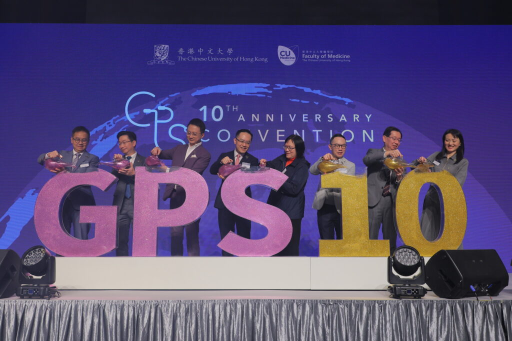 中大醫學院日前舉辦了環球醫學領袖培訓專修組別（GPS）創立十周年大會，吸引逾300百多名來賓參與。圖中包括（左起）GPS課程創始人兼中大醫學院副院長（醫療系統）胡志遠教授、候任院長趙偉仁教授、院長陳家亮教授、衞生署署長林文健醫生、中大副校長（教育）潘偉賢教授、善衡書院院長莫仲棠教授、GPS課程主任兼中大醫學院副院長（學生事務）吳兆文教授，以及中大醫學院助理院長（入學）朱昭穎教授。